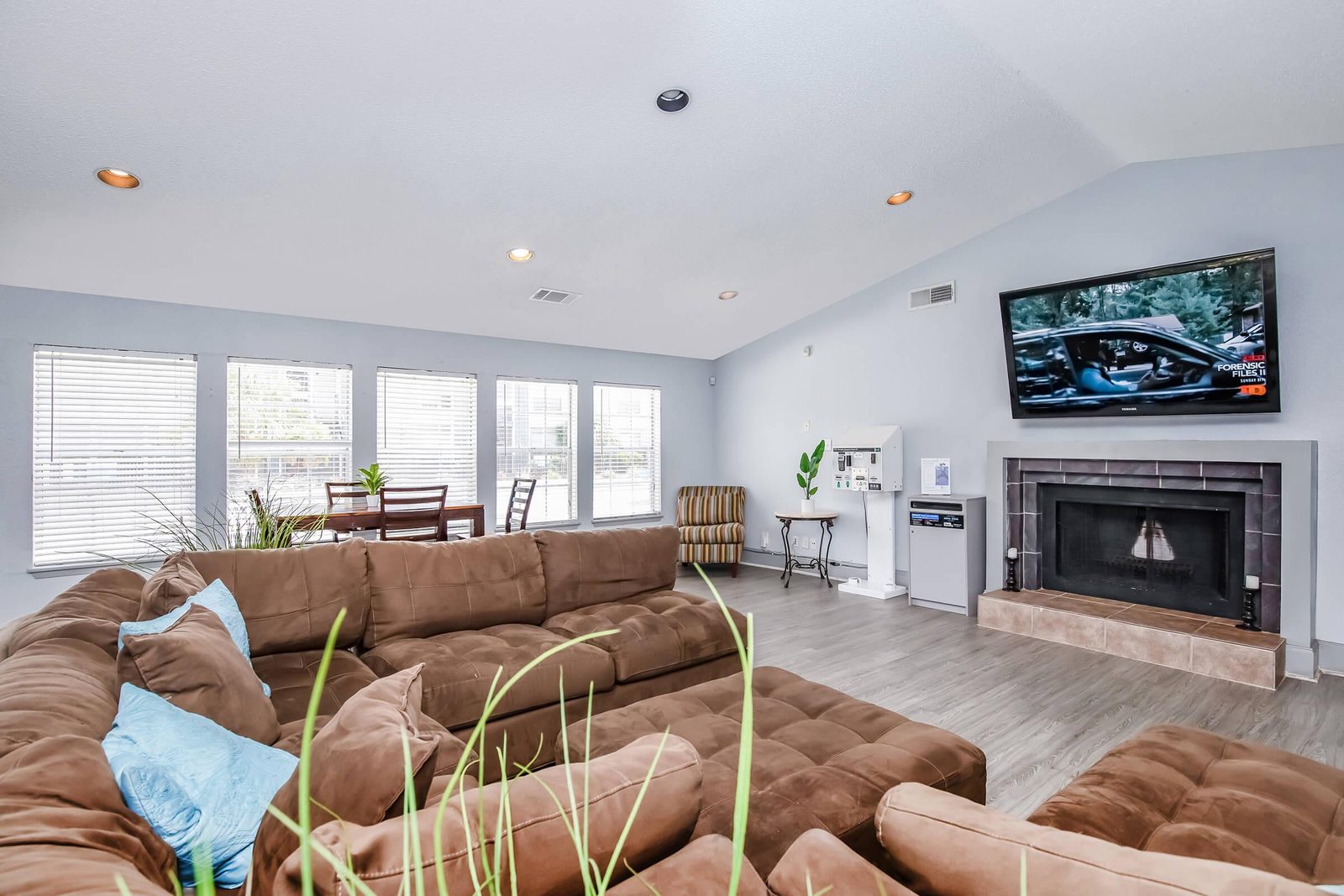Una sala con chimenea en Eden Pointe