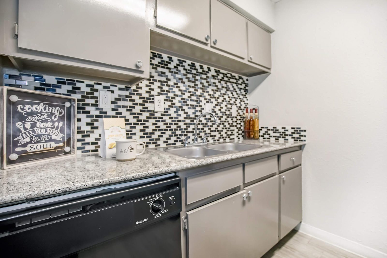 Cocina dentro de un apartamento de Eden Pointe
