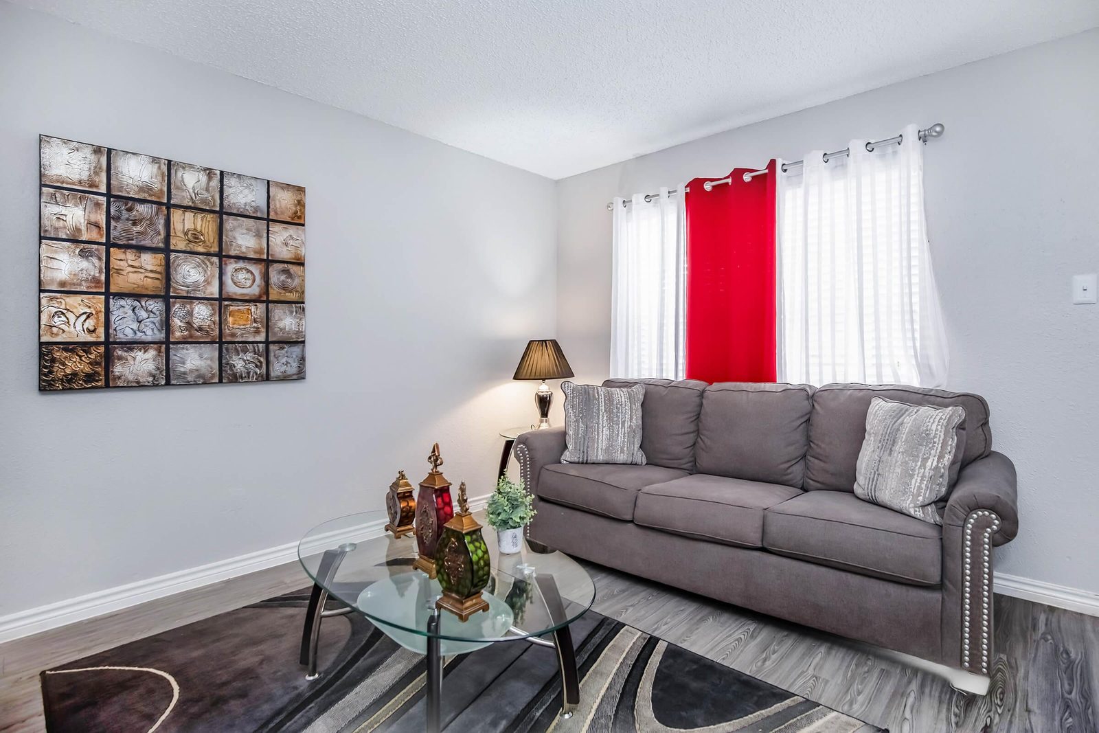 Sala dentro de un apartamento de Eden Pointe